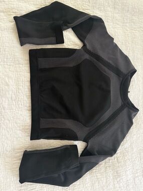 Garage Black Athletic Long Sleeve Crop Top with Subtle Stripe Detail